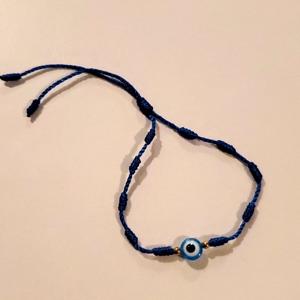 Evil eye bracelet with blue string